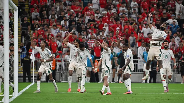 Pemain Arab Saudi merayakan gol yang dicetak oleh Feras Albrikan ke gawang Timnas Indonesia pada laga Grup B putaran keempat Kualifikasi Piala Dunia 2026 Zona Asia di King Abdullah Sports City Stadium, Jeddah, pada Kamis (9/10/2025) dini hari WIB. (AP Photo)