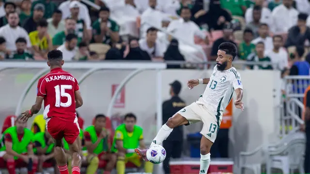 Ricky Kambuaya (kiri) tampak berusaha mengambil bola dari kaki pemain Timnas Arab Saudi pada laga R4 Kualifikasi Piala Dunia 2026 Zona Asia. (X/Saudi National Team)
