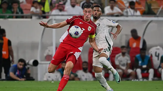 Bek Timnas Indonesia, Jay Noah Idzes (kiri) berhadapan dengan pemain Arab Saudi, Aiman Yahya dalam pertandingan babak keempat kualifikasi Piala Dunia 2026 Grup B antara Arab Saudi dan Indonesia di Stadion Alinma Bank, King Abdullah Sports City, Jeddah, Arab Saudi, Rabu, 8 Oktober 2025. (Foto AP)