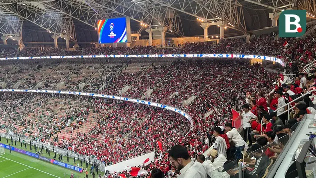 Suporter Timnas Indonessia memadati King Abdullah Stadium, Jeddah dalam laga melawan Arab Saudi, Kamis(9/10/2025). (Bola.com/Hery Kurniawan)