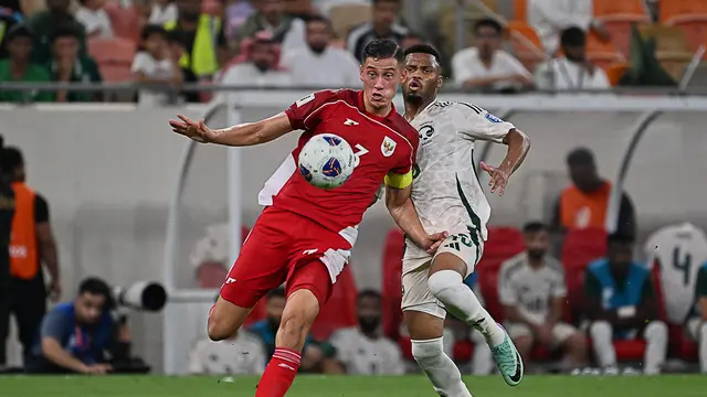 Pemain Timnas Indonesia, Jay Idzes, berusaha mengamankan bola dari kejaran pemain Arab Saudi di putaran keempat Kualifikasi Piala Dunia 2026 Zona Asia, 9 Oktober 2025 (AP Photo)