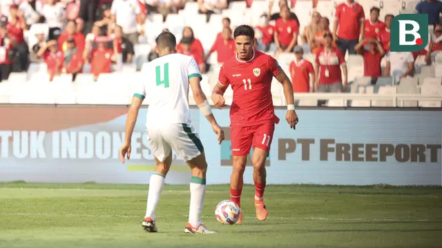 Pemain Timnas Indonesia, Ragnar Oratmangoen (kanan) menguasai bola di depan pemain Irak, Suad Natiq pada laga Grup F putaran kedua Kualifikasi Piala Dunia 2026 zona Asia di Stadion Utama Gelora Bung Karno (SUGBK), Senayan, Jakarta, Kamis (6/6/2024). (Bola.com/Abdul Aziz)