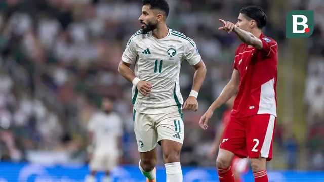 Saleh Alshehri dan Kevin Diks dalam laga antara Timnas Indonesia melawan Arab Suadi di King Abdullah Sport City Stadium, Jeddah, Rabu (8/10/2025) malam waktu setempat. (Dok. SaudiNT)