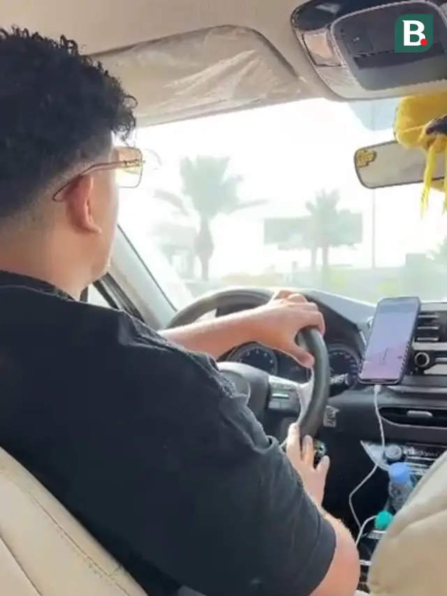 Seorang sopir taksi daring di Jeddah, Arab Saudi berbincang dengan  Kamis (9/10/2025). (Bola.com/Hery Kurniawan)