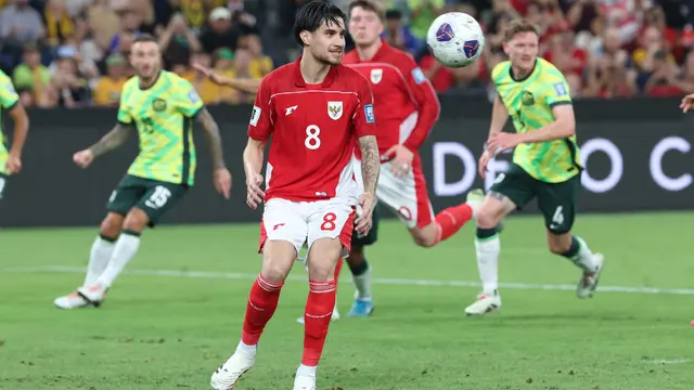 Reaksi bek Timnas Indonesia, Kevin Diks, usai gagal mengeksekusi tendangan penalti saat menjalani laga melawan Australia di Allianz Stadium, Sydney dalam laga Kualifikasi Piala Dunia 2026, 20 Maret 2025 (AFP/David Gray)