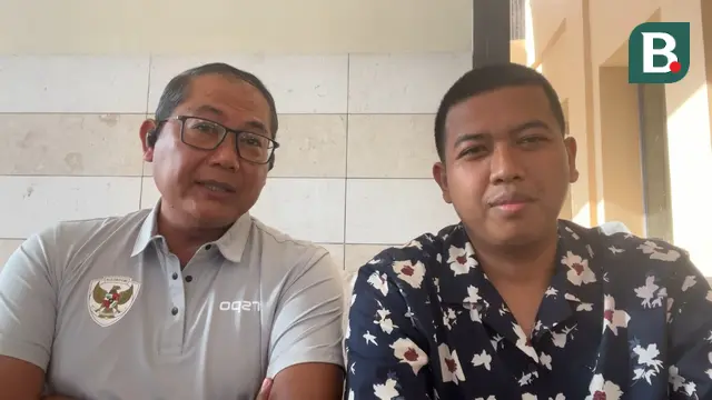Jurnalis  Hery Kurniawan melakukan sesi wawancara eksklusif dengan Manajer Timnas Indonesia Sumardji di Park Hyatt Jeddah – Marina, Club and Spa, lokasi skuad Garuda menginap, Kamis (9/10/2025). (Bola.com/Hery Kurniawan)
