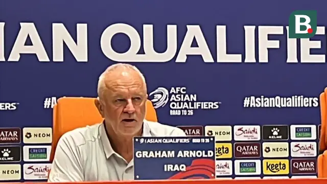 Pelatih Timnas Irak, Graham Arnold, memberikan pernyataan dalam konferensi pers jelang laga kontra Timnas Indonesia pada laga Grup B Kualifikasi Piala Dunia 2026 zona Asia di King Abdullah Sport City Stadium, Jeddah, Jumat (10/10/2025). Pertandingan bakal berlangsung di stadion yang sama Minggu (12/10/2025) dini hari WIB. (Bola.com/Hery Kurniawan)