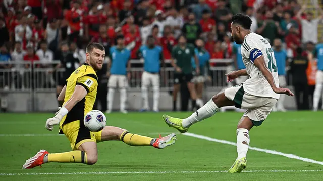 Kiper Timnas Indonesia, Maarten Paes, berusaha menghalau bola tendangan Pemain Arab Saudi, Saleem Al Dawsari, pada laga Grup B putaran keempat Kualifikasi Piala Dunia 2026 Zona Asia di King Abdullah Sports City Stadium, Jeddah, pada Kamis (9/10/2025) dini hari WIB. (AP Photo)