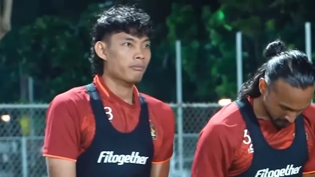 Bek Persik Kediri, Vava Mario Yagalo, harus memendam hasrat tampil di Piala Presiden 2022 karena harus absen lantaran masih proses pemulihan pasca-operasi lutut. (Bola.com/Gatot Susetyo)