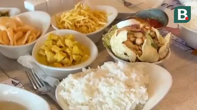 Mencicipi masakan Indonesia di restoran Podo Moro, Jeddah, Kamis (9/10./2025). (Bola.com/Hery Kurniawan)