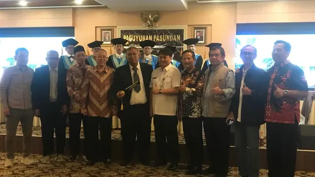 Legenda Persib Bandung, Asep Sumantri, meraih gelar Doktor dengan indeks prestasi memuaskan setelah menjalani Sidang Terbuka Promsosi Doktor Program Doktor Ilmu Sosial yang digelar di Kampus Pascasarjana Universitas Pasundan. (Dok Pribadi)