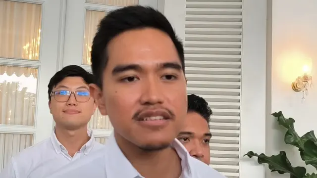 Ketua Umum Partai Solidaritas Indonesia (PSI), Kaesang Pangarep, menyambangi Balai Kota Jakarta, Kamis (12/6/2025). (Liputan6.com/Muhammad Radityo Priyasmoro)