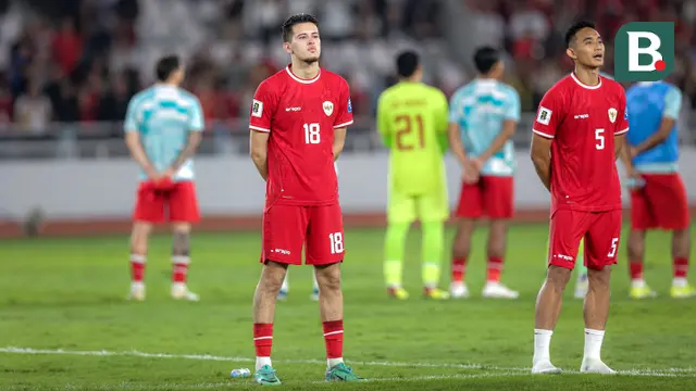 Dua pemain Timnas Indonesia, Justin Hubner (kiri) dan Rizky Ridho berbaris merayakan kemenangan 1-0 atas Vietnam di hadapan para suporter setelah berakhirnya laga Grup F kualifikasi Piala Dunia 2026 Zona Asia di Stadion Utama Gelora Bung Karno (SUGBK), Senayan, Jakarta, Kamis (21/3/2024). (Bola.com/Bagaskara Lazuardi)