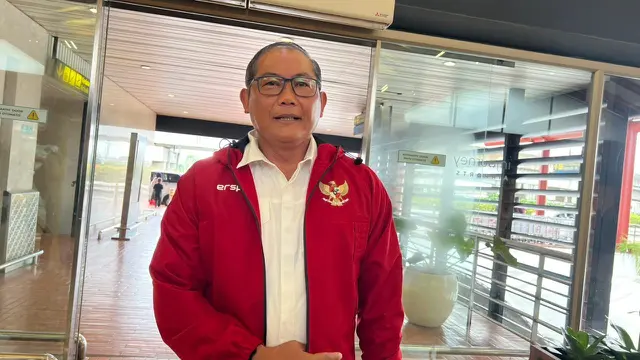 Manajer Timnas Indonesia, Sumardji menyapa awak media sebelum terbang dari Jakarta ke Jeddah, Kamis (2/10/2025). (Bola.com/Abdul Aziz)