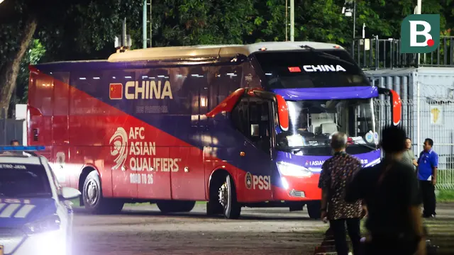 Bus yang mengangkut rombongan Timnas China saat akan menjalani sesi latihan resmi di Lapangan A Stadion Utama Gelora Bung Karno, Jakarta, Rabu (4/6/2025). (Bola.com/Abdul Aziz).