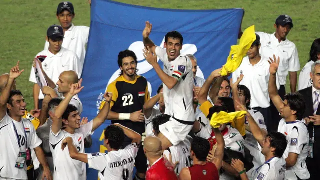 Para pemain Timnas Irak melakukan selebrasi usai mengalahkan Timnas Arab Suadi 1-0 pada final Piala Asia 2007 yang digelar di Stadion Utama Gelora Bung Karno, Jakarta (AFP/Ahmad Zamroni)