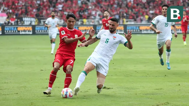 Pemain Timnas Indonesia, Marselino Ferdinan (kiri) berebut bola dengan pemain Irak, Rebin Sulaka pada laga Grup F putaran kedua Kualifikasi Piala Dunia 2026 zona Asia di Stadion Utama Gelora Bung Karno (SUGBK), Senayan, Jakarta, Kamis (6/6/2024). (Bola.com/Abdul Aziz)