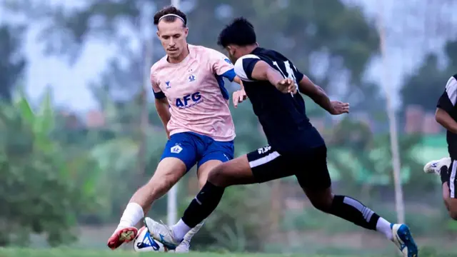 Laga uji coba yang dijalani Persik Kediri melawan Gresik United pada BRI Super League 2025/2026. (Gatot Sumitro/Bola.com)