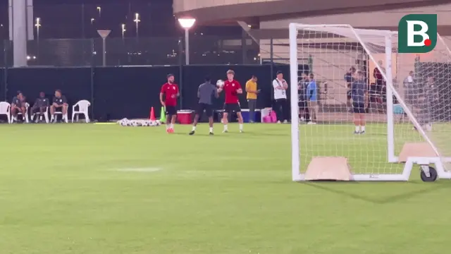 Dua pemain Timnas Indonesia, Calvin Verdonk dan Ole Romeny, tampak pemanasan bersama sebelum latihan bareng rekan-rekan setimnya yang lain jelang pertandingan melawan Irak di Grup B putaran keempat Kualifikasi Piala Dunia 2026 zona Asia. (Bola.com/Hery Kurniawan)