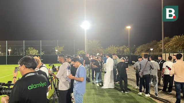 Wartawan Irak dan Arab Saudi memantau situasi latihan resmi Timnas Indonesia di Lapangan Latihan King Abdullah Sport City, Jumat (10/10/2025) malam waktu setempat. (Bola.com/Hery Kurniawan).
