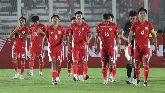 Beberapa pemain Timnas Indonesia U-22 sesaat sebelum berhadapan dengan India pada laga uji coba yang digelar di Stadion Madya Gelora Bung Karno (GBK), Jakarta, Jumat (10/10/2025) malam WIB. (Bola.com/Muhammad Iqbal Ichsan)