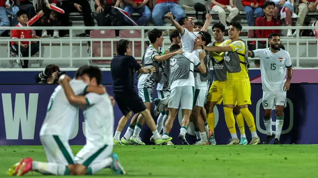 Selebrasi para pemain Irak U-23 merayakan gol kedua ke gawang Timnas Indonesia U-23 yang dicetak Ali Jasim (tengah) pada laga perebutan tempat ketiga Piala Asia U-23 2024 di Abdullah bin Khalifa Stadium, Doha, Qatar, Kamis (2/5/2024). (AFP/Karim Jaafar)