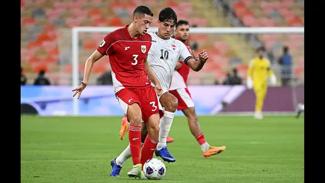 Pemain Timnas Indonesia, Jay Idzes (kiri) berebut bola dengan pemain Iraq, Mohanad Ali dalam laga putaran keempat Kualifikasi Piala Dunia 2026 yang berlangsung di Stadion King Abdullah Sports City, Jeddah, Arab Saudi, Sabtu (11/10/2025) waktu setempat. (AP Photo/Ali Issa)