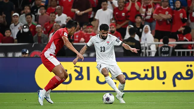 Pemain Timnas Indonesia, Rizky Ridho (kiri) membayangi pergerakan pemain Iraq, Bashar Resan dalam laga putaran keempat Kualifikasi Piala Dunia 2026 yang berlangsung di Stadion King Abdullah Sports City, Jeddah, Arab Saudi, Sabtu (11/10/2025) waktu setempat. (AP Photo/Ali Issa)