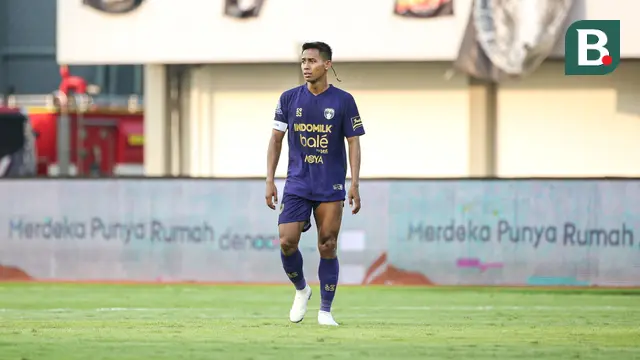 Pemain Persita Tangerang, Muhammad Toha saat berhadapan dengan Persebaya Surabaya pada pekan kedua BRI Super League 2025/2026 di Indomilk Arena, Sabtu (16/8/2025). (Bola.com/ Abdul Aziz)