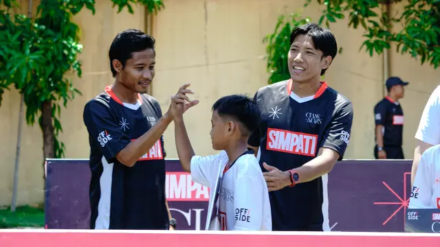Evan Dimas bersama Ahmad Bustomi jadi pelatih dalam sebuah sesi coaching clinic. (Bola.com/Aditya Wany)