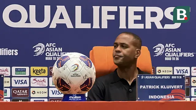 Pelatih Timnas Indonesia, Patrick Kluivert tak mampu menyembunyikan rasa kecewanya setelah Timnas Indonesia kalah 0-1 dari Irak dalam laga putaran keempat Kualifikasi Piala Dunia 2026, Minggu (12/10/2025) dini hari WIB. (Bola.com/Hery Kurniawan)