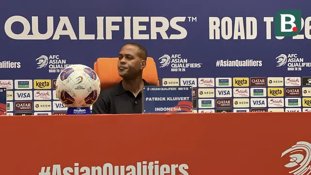 Pelatih Timnas Indonesia, Patrick Kluivert dalam konferensi pers setelah pertandingan Garuda melawan Irak di King Abdullah Sports City, Jeddah, Minggu (12/10/2025). (Bola.com/Hery Kurniawan)