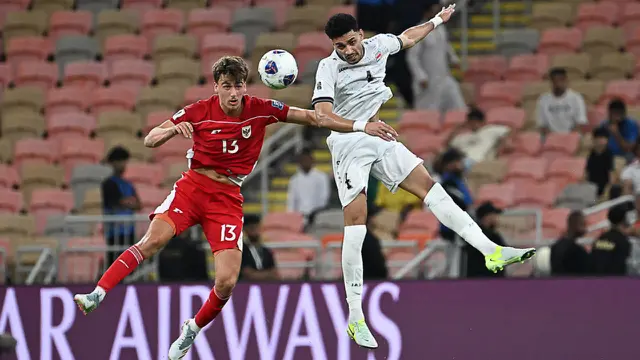 Zaid Tahseen dari Timnas IRaq, kanan, ditantang oleh Mauro Zijlstra dari Timnas Indonesia dalam pertandingan babak keempat Grup B kualifikasi Piala Dunia 2026 antara Irak dan Indonesia di Stadion Alinma Bank, King Abdullah Sports City, Jeddah, Arab Saudi, Minggu (12-10-2025) dini hari WIB. (Foto AP/Ali Issa)