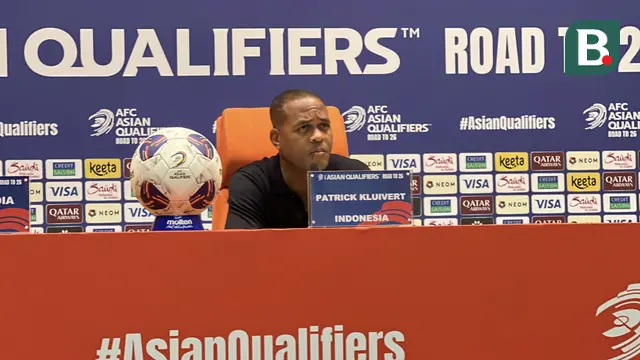 Pelatih Timnas Indonesia, Patrick Kluivert, saat sesi konferensi pers setelah laga kontra Irak pada Kualifikasi Piala Dunia 2026 di King Abdullah Sport City, Jeddah, Minggu (12/10/2025) dini hari WIB. (Bola.com/Hery Kurniawan)
