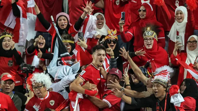 Selebrasi pemain Timnas Indonesia U-23, Ivar Jenner dengan menghampiri para suporter setelah mencetak gol ke gawang Irak U-23 pada laga perebutan tempat ketiga Piala Asia U-23 2024 di Abdullah bin Khalifa Stadium, Doha, Qatar, Kamis (2/5/2024). (AFP/Karim Jaafar)