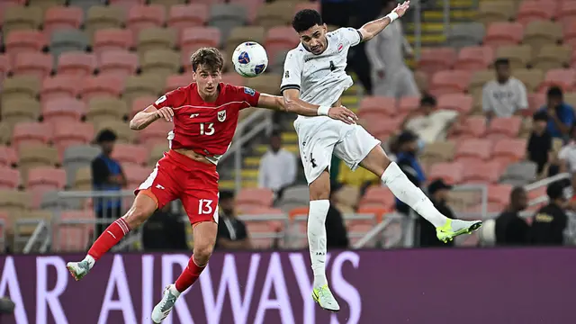 Pemain Timnas Indonesia, Mauro Zijlstra (kiri) berduel udara dengan pemain Iraq, Zaid Tahseen dalam laga putaran keempat Kualifikasi Piala Dunia 2026 yang berlangsung di Stadion King Abdullah Sports City, Jeddah, Arab Saudi, Sabtu (11/10/2025) waktu setempat. (AP Photo/Ali Issa)