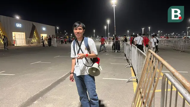 Panpel Arab Saudi turut melibatkan tenaga volunteer yang bisa berbahasa Indonesia untuk mengatur pendukung Garuda, salah satunya Usep Oscar dari Jawa Barat. Dia bertugas saat laga Irak kontra Timnas Indonesia di King Abdullah Sport City, Minggu (12/10/2025) dini hari WIB. (Bola.com/Hery Kurniawan)