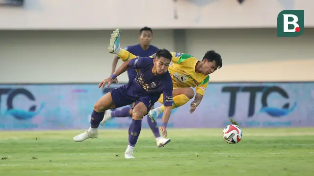 Pemain Persita Tangerang, Ryuji Utomo mencoba menghentikan aksi dari pemain Persebaya Surabaya, Malik Risaldi pada pekan kedua BRI Super League 2025/2026 di Indomilk Arena, Sabtu (16/8/2025). (Bola.com/ Abdul Aziz)