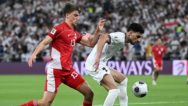 Pemain Timnas Indonesia, Mauro Zijlstra (kiri) berebut bola dengan pemain Iraq, Zaid Tahseen dalam laga putaran keempat Kualifikasi Piala Dunia 2026 yang berlangsung di Stadion King Abdullah Sports City, Jeddah, Arab Saudi, Sabtu (11/10/2025) waktu setempat. (AP Photo/Ali Issa)