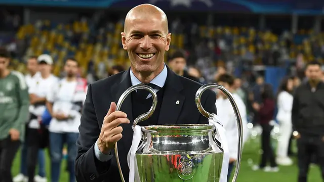 Rekam jejak Zinedine Zidane saat dua periode membesut Real Madrid tentu menjadi pertimbangan utama manajemen Bayern Munchen menjadikannya calon pengganti Thomas Tuchel. Koleksi 2 trofi La Liga, 3 gelar juara Liga Champions dan 2 trofi Piala Dunia Klub menjadi bukti kejeniusannya bersama Real Madrid. (AFP/Franck Fife)