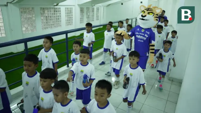 Minggu (12/10/2025) kemarin, Stadion Gelora Bandung Lautan Api (GBLA) terasa berbeda. Semangat dan antusiasme sudah terasa sejak pagi hari. Ribuan Bobotoh, dari berbagai usia dan latar belakang, memadati stadion untuk merayakan PersibDay Festival 2025. (Bola.com/Erwin Snaz)