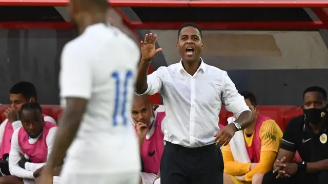 Pelatih Curacao asal Belanda, Patrick Kluivert, memberikan instruksi kepada para pemainnya selama pertandingan kualifikasi Amerika Tengah untuk Piala Dunia FIFA Qatar 2022 melawan Panama di Stadion Bisbol Nasional Rod Carew di Kota Panama pada 12 Juni 2021. (Luis ACOSTA/AFP)