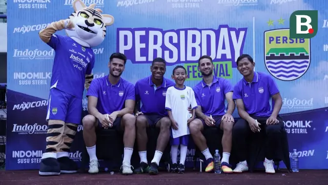 Minggu (12/10/2025) kemarin, Stadion Gelora Bandung Lautan Api (GBLA) terasa berbeda. Semangat dan antusiasme sudah terasa sejak pagi hari. Ribuan Bobotoh, dari berbagai usia dan latar belakang, memadati stadion untuk merayakan PersibDay Festival 2025. (Bola.com/Erwin Snaz)