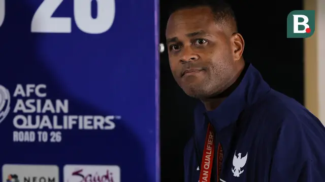 Pelatih Timnas Indonesia, Patrick Kluivert tiba di ruang konferensi pers SUGBK, Jakarta untuk berbicara kepada awak media jelang laga melawan Bahrain, Senin (23/3/2025). (Bola.com/Bagaskara Lazuardi)