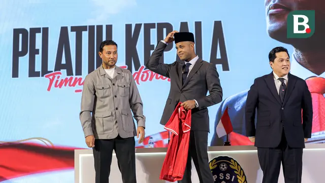 Pelatih kepala baru Timnas Indonesia, Patrick Kluivert (tengah) bersama ketua umum PSSI, Erick Thohir (kanan) dan asisten pelatih baru Timnas Indonesia, Denny Lanzaat pada acara konferensi pers mengenai perkenalan pelatih baru Timnas Indonesia di Hotel Mulia, Senayan, Jakarta, Minggu (12/01/2025). (Bola.com/Bagaskara Lazuardi)