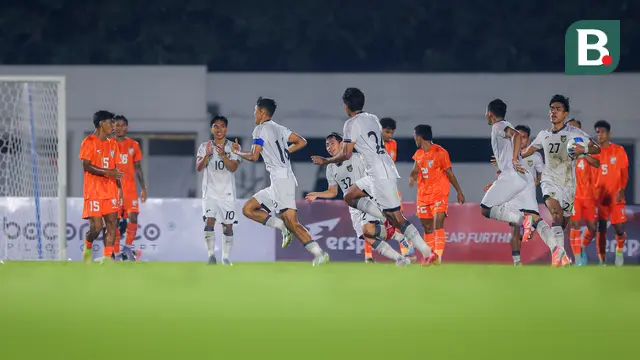 Pemain Timnas Indonesia U-22, Dony Tri Pamungkas melakukan selebrasi setelah mencetak gol penyeimbang 1-1 ke gawang India dalam laga uji coba di Stadion Madya, Senayan, Jakarta, Minggu (13/10/2025). (Bola.com/Bagaskara Lazuardi)