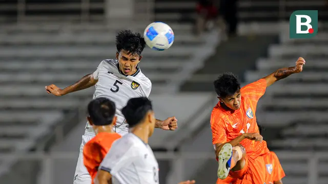 Pemain Timnas Indonesia U-22, Kadek Arel Priyatna menyundul bola ke gawang India dalam laga uji coba di Stadion Madya, Senayan, Jakarta, Minggu (13/10/2025). (Bola.com/Bagaskara Lazuardi)