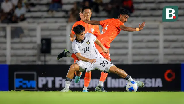 Pemain Timnas Indonesia U-22, Hokyy Caraka (kiri) berebut bola dangen pemain India dalam laga uji coba melawan di Stadion Madya, Senayan, Jakarta, Minggu (13/10/2025). (Bola.com/Bagaskara Lazuardi)