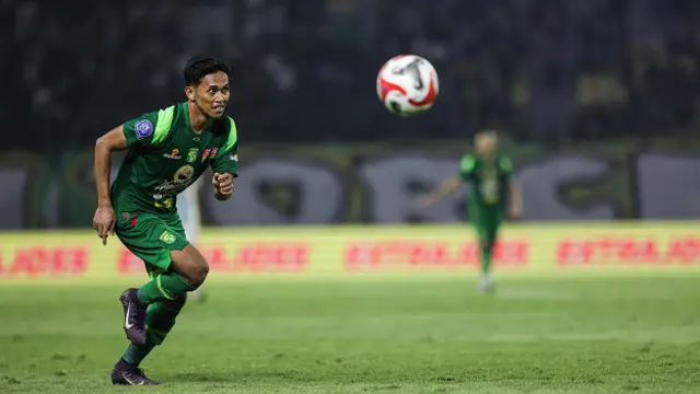 Aksi Pemain Persebaya Surabaya, Catur Pamungkas saat bertanding melawan PSIM Yogyakarta pada BRI Super League 2025/2026 di Stadion Gelora Bung Tomo, Surabaya, Jumat (8/8/2025). (Bola.com/Abdul Aziz)