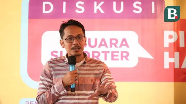 Koordinator Save Our Soccer, Akmal Marhali memberikan materi pada acara diskusi suporter Timnas Indonesia menyambut Piala Dunia U-20 2023 di Pulau Dua Senayan, Jakarta, Jumat (24/03/2023). Acara yang betajuk Suara Suporter tersebut diselenggarakan oleh Presidium Nasional Suporter Sepak Bola Indonesia (PN-SSI). (Bola.com/Bagaskara Lazuardi)